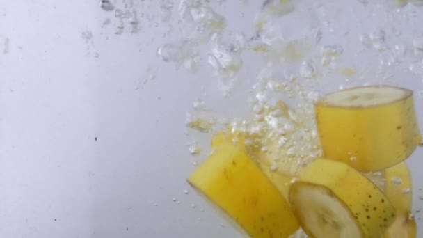 Banana cayendo al agua — Vídeos de Stock