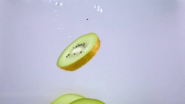 Kousky Kiwi kapek pod vodou — Stock video