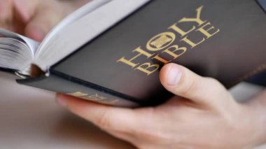 Holy Bible okuyan adam