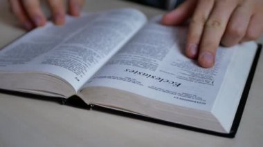 Adam okuma Holy Bible