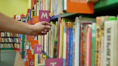 El bir kişinin bir kitap seçer