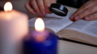 Erkek yüzük büyütme ile kutsal İncil okuma
