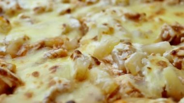Pizzayla çiğnenmiş ve ananas dilimleri