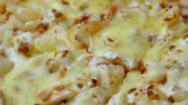 Pizzayla çiğnenmiş ve ananas dilimleri
