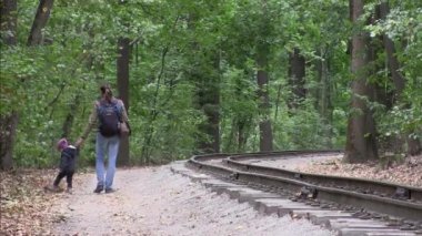 Baba ve kızı orman Demiryolu boyunca sonbaharda yürümek