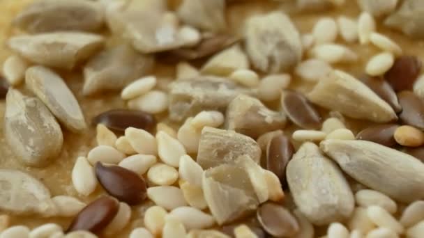 Galletas crujientes veganas con girasol, lino y semillas de sésamo — Vídeo de stock