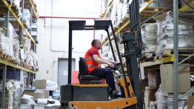 İşçi sürücü forklift Paletli taşıma ambar