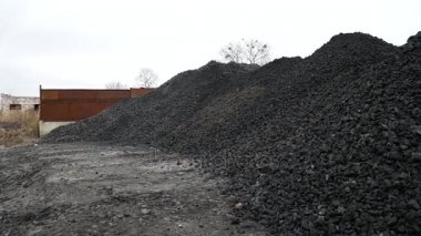 Enerji kaynağı olarak kullanılan siyah doğal kömür