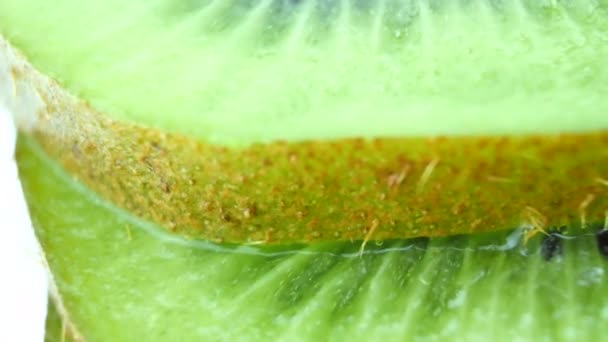 Skiva färsk kiwifrukt isolerade — Stockvideo