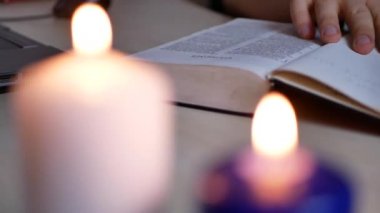 Okuma ve Holy Bible okuyan adam