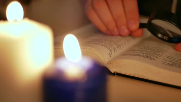 Hombre leyendo y estudiando la Sagrada Biblia — Vídeos de Stock