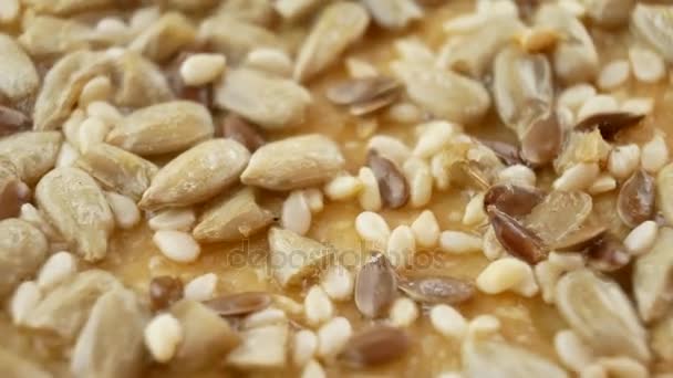 Biscoitos crocantes vegan com sementes de girassol, linho e gergelim — Vídeo de Stock