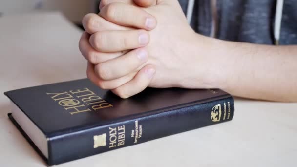 Person betet mit heiliger Bibel — Stockvideo