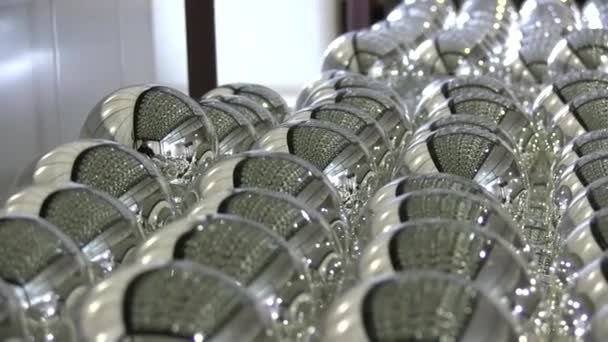 Kulki szklane pokryte farbą srebra są suszone w pomieszczeniu — Wideo stockowe