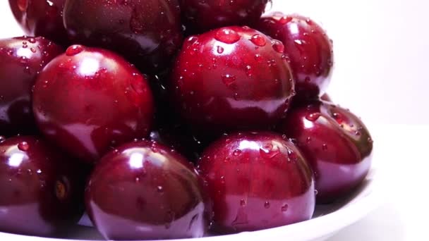 Cereza roja con gotas de agua — Vídeos de Stock