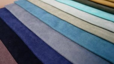 İplik ve rotasyon hareket farklı renklerde kumaş örnekleri vardır
