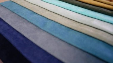 İplik ve rotasyon hareket farklı renklerde kumaş örnekleri vardır