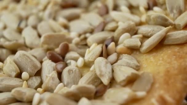 Veganská křupavé sušenky s slunečnicová, lněná a sezamová semínka — Stock video