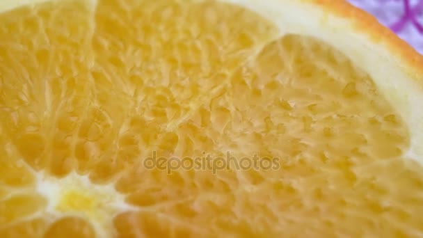 Orangenscheibe rotiert — Stockvideo