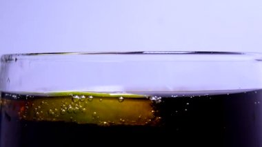 Kahverengi içecek ile köpüklü iquid kabarcıkları