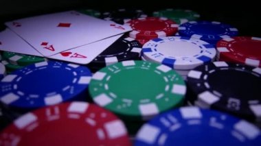 Aces Poker fişleri üzerinde çift elmaslar