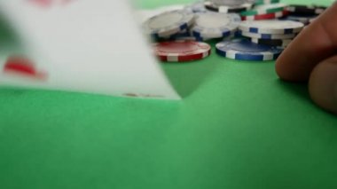 Poker oyuncusu Casino masada çipleri taşır. Casino fişi