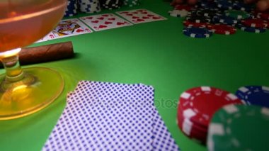 Poker oyuncusu Casino masada çipleri taşır. Casino fişi