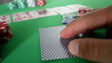 Poker fişleri Casino'da masada kumar oyuncu hamle