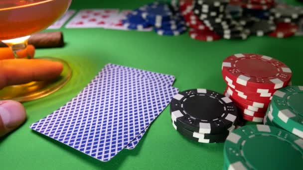 Jogador de poker move fichas na mesa no Casino. Chips de casino — Vídeo de Stock