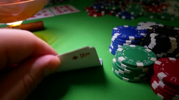 Glücksspieler verschiebt Pokerchips auf den Tisch im Casino — Stockvideo