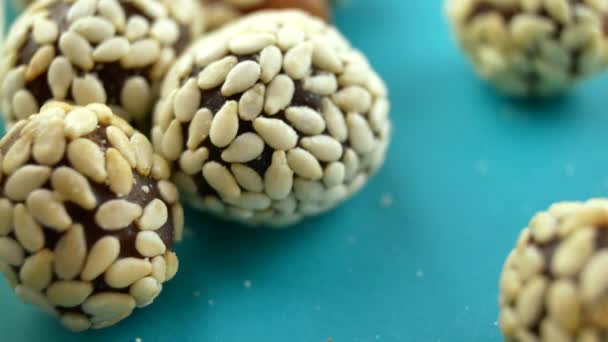 Candy peanuts with sesame seeds — Stock Video