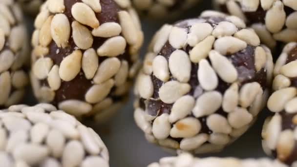 Bolinhas de chocolate coloridas doces — Vídeo de Stock