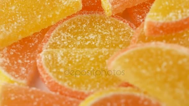 Doces Amarelos Vermelhos Açúcar Geleia Frutas Cristalizadas Girando Fundo Branco — Vídeo de Stock