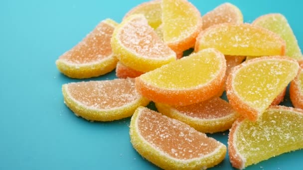 Dulces Rojos Amarillos Azúcar Caramelo Fruta Confitada Girando Sobre Fondo — Vídeo de stock