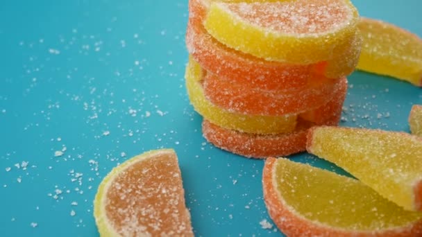 Dulces Rojos Amarillos Azúcar Caramelo Fruta Confitada Girando Sobre Fondo — Vídeos de Stock