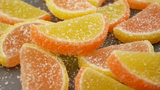 Doces Vermelhos Amarelos Açúcar Geleia Frutas Cristalizadas Girando Fundo Cinza — Vídeo de Stock