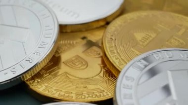 Bitcoin Btc, Ethereum Eth ve Litecoin Ltc paralar döner. Dünya çapında sanal internet cryptocurrency ve dijital ödeme sistemi. Dijital para para dijital siber araştırma çiftliğinde