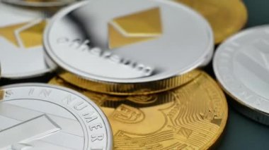 Bitcoin Btc, Ethereum Eth ve Litecoin Ltc paralar döner. Dünya çapında sanal internet cryptocurrency ve dijital ödeme sistemi. Dijital para para dijital siber araştırma çiftliğinde