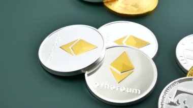 Bitcoin Btc, Ethereum Eth ve Litecoin Ltc paralar döner. Dünya çapında sanal internet cryptocurrency ve dijital ödeme sistemi. Dijital para para dijital siber araştırma çiftliğinde