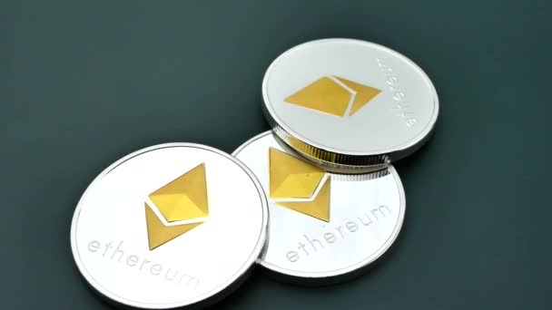 Ethereum 的硬币是旋转的 全球虚拟互联网 Cryptocurrency 和数字支付系统 数字网络空间中的数字钱币 — 图库视频影像