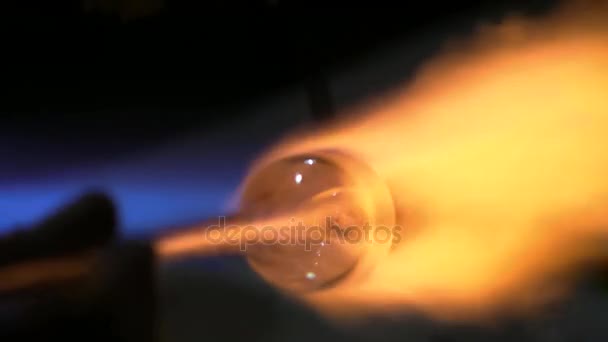 Soufflage de verre professionnel travaillant sur la flamme de la torche avec des tubes en verre — Video