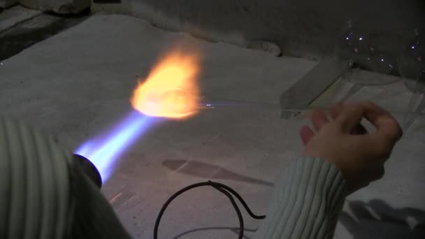 吹专业工作在火炬火焰与玻璃管 — 图库视频影像