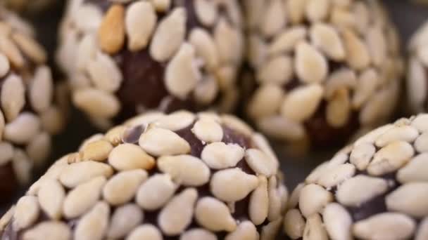 Amendoins doces com sementes de gergelim — Vídeo de Stock