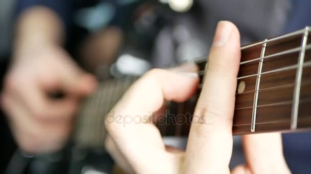 Hombre guitarrista principal tocando la guitarra eléctrica — Vídeo de stock