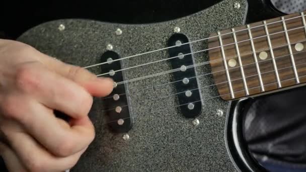 Homem guitarrista principal tocando guitarra elétrica — Vídeo de Stock