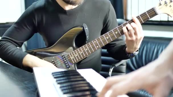 Muzikanten van de band spelen van de piano en gitaar tegen — Stockvideo