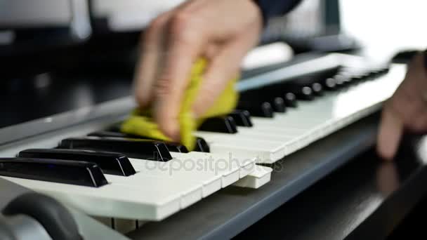 Pianista limpa teclas de piano com poeira — Vídeo de Stock