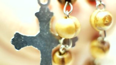 Elinde çapraz ile ahşap tespih