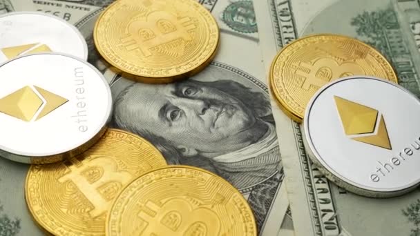 Moedas Bitcoin e Ethereum girando em dólares — Vídeo de Stock