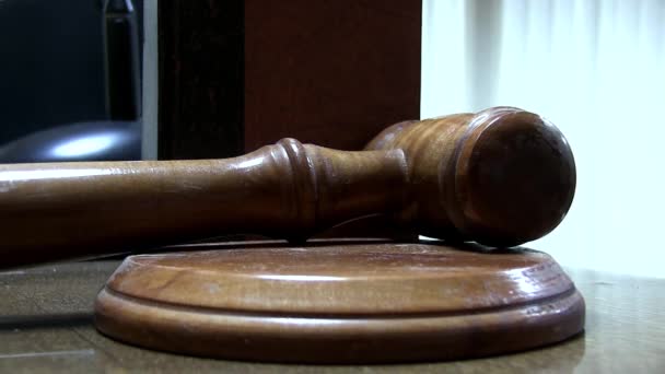 Judge banging gavel on block — Stock Video